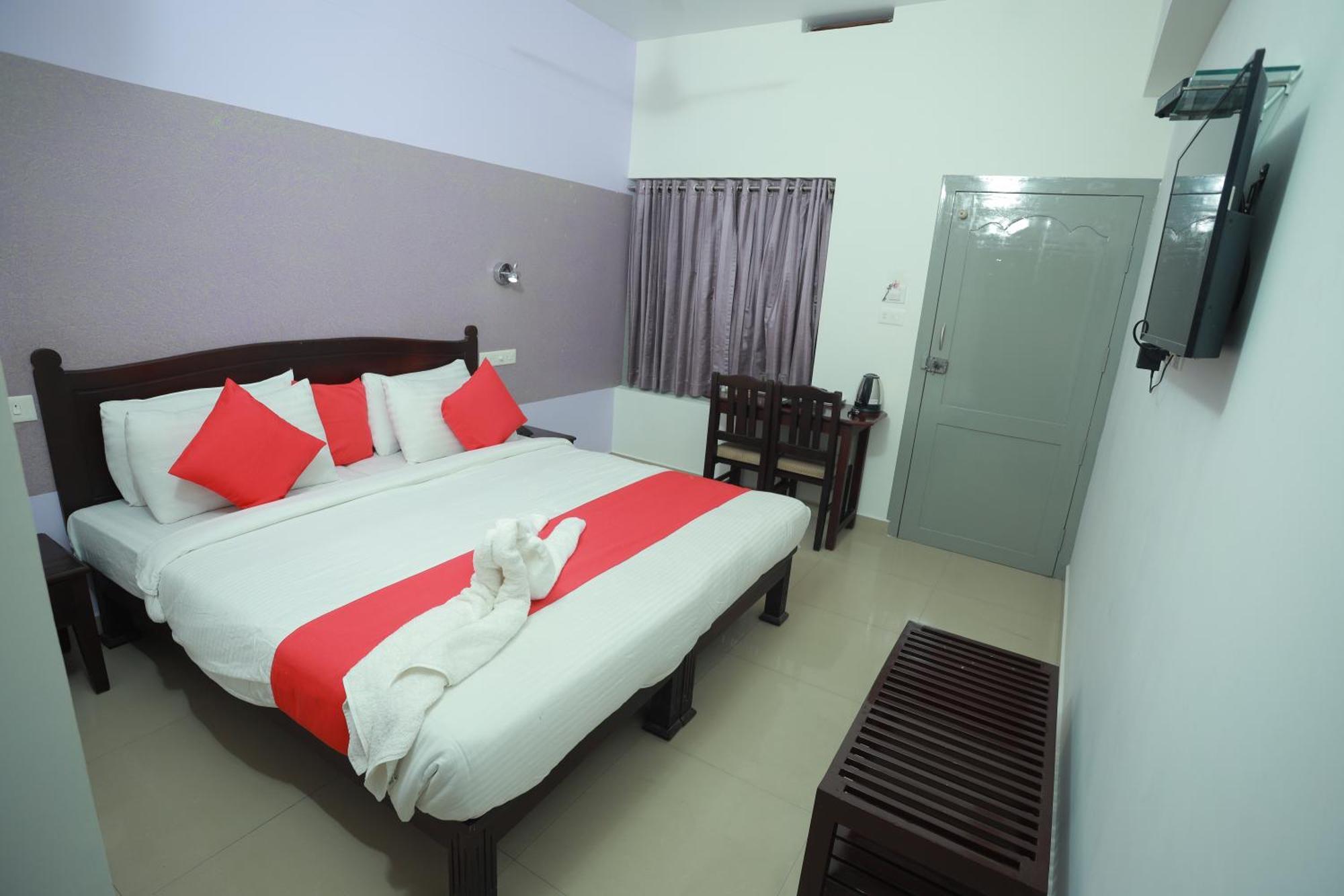 Shanthi Residency Pathanāmthitta Exteriör bild